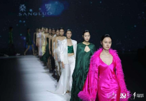 AG九游会 九游会AG2023盛泽时尚周 时尚设计赋能 东方美学绽放(图5)