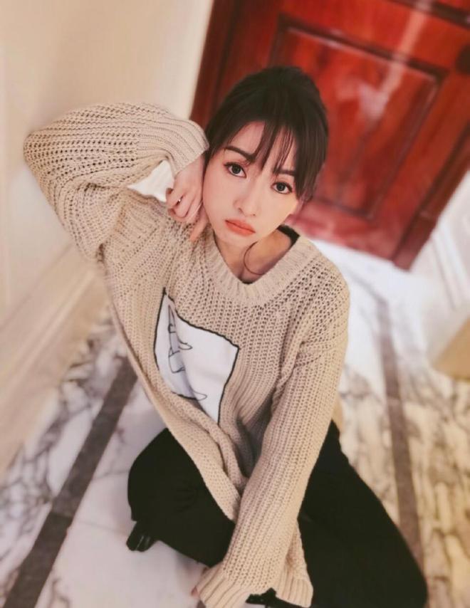 AG九游会 九游会AG吴谨言衣品真高级驼色毛衣搭阔腿裤慵懒随性时尚温柔又大气(图3)