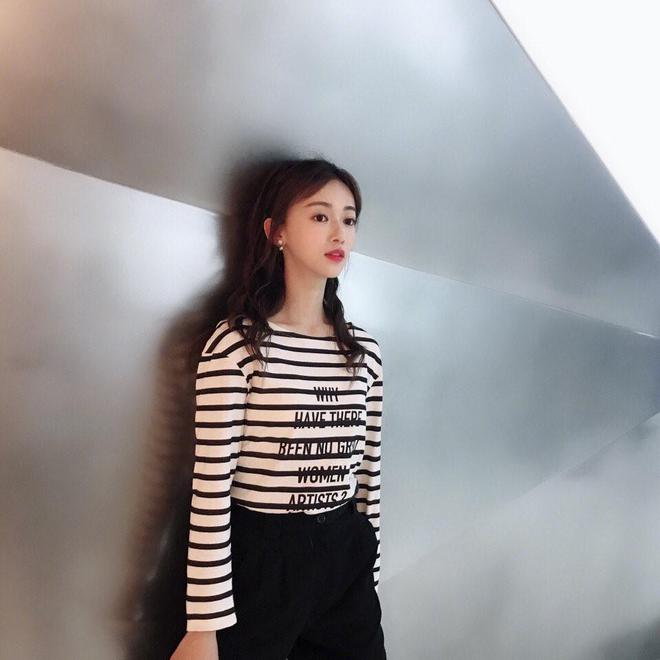 AG九游会 九游会AG吴谨言衣品真高级驼色毛衣搭阔腿裤慵懒随性时尚温柔又大气(图6)