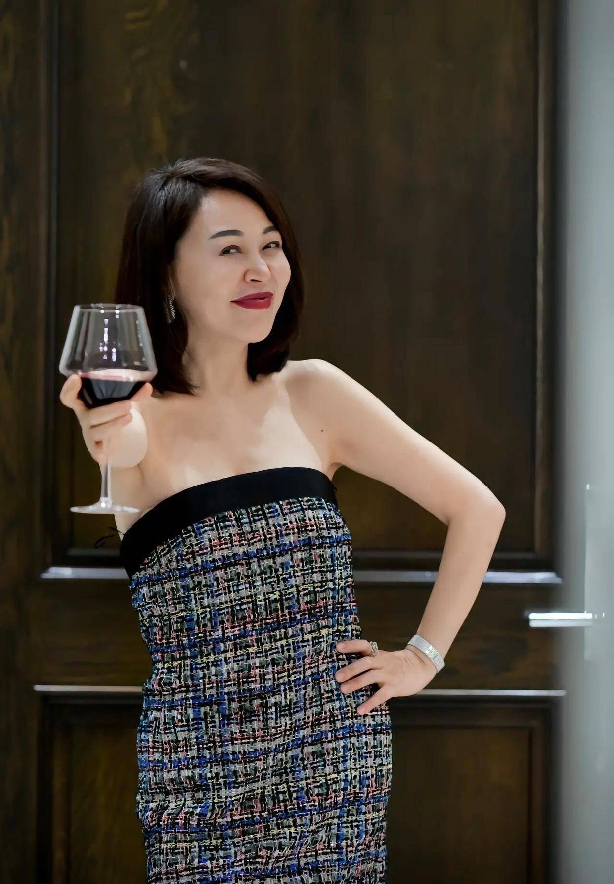 AG九游会 九游会AG不再年轻但更自信！50岁女装抹胸时尚短裙！(图2)
