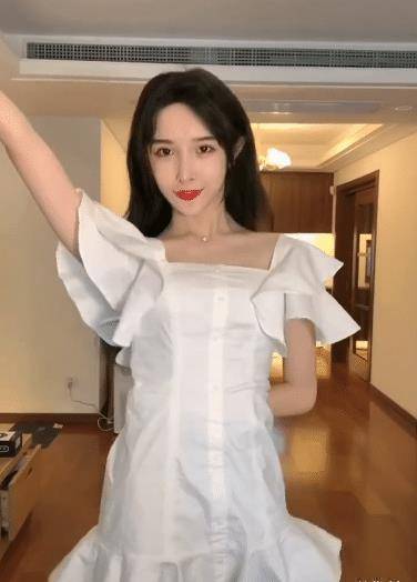 女装大佬翻车了穿时尚小裙子不料被腋窝出卖女生一般都没有AG九游会 九游会AG(图2)