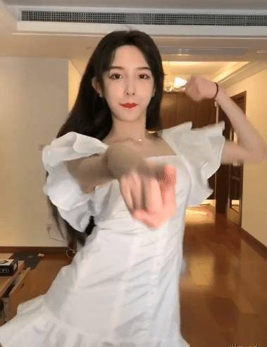 女装大佬翻车了穿时尚小裙子不料被腋窝出卖女生一般都没有AG九游会 九游会AG(图3)