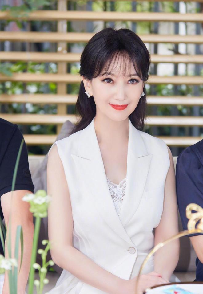 AG九游会 九游会AG60+赵雅芝美得太不真实穿纯白无袖西装亮相活动精致又优雅(图1)