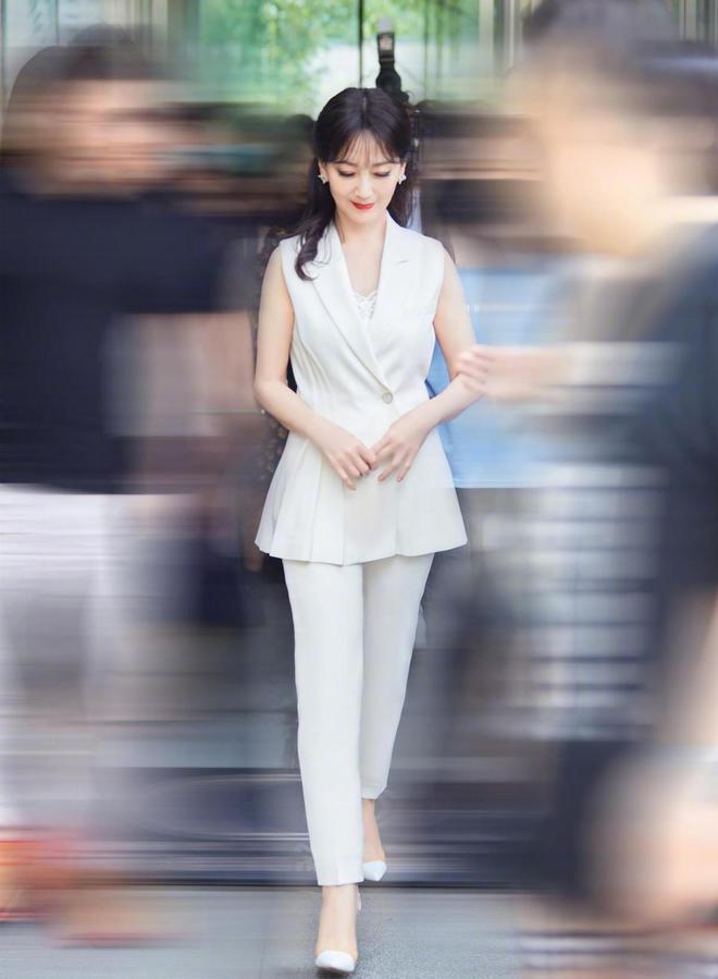 AG九游会 九游会AG60+赵雅芝美得太不真实穿纯白无袖西装亮相活动精致又优雅(图2)