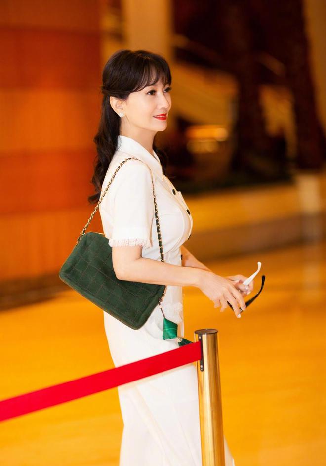 AG九游会 九游会AG60+赵雅芝美得太不真实穿纯白无袖西装亮相活动精致又优雅(图4)