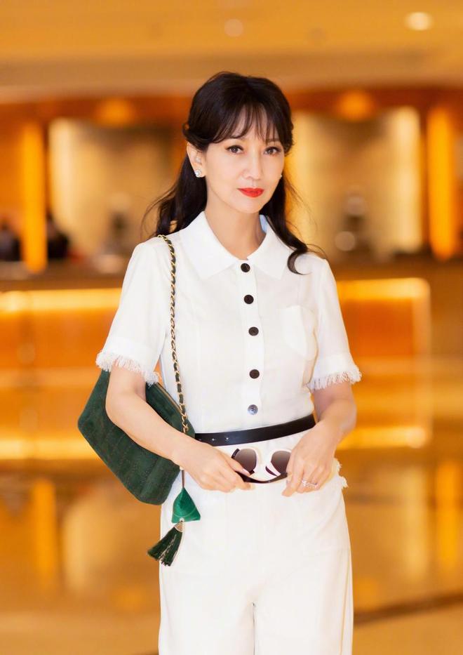 AG九游会 九游会AG60+赵雅芝美得太不真实穿纯白无袖西装亮相活动精致又优雅(图5)