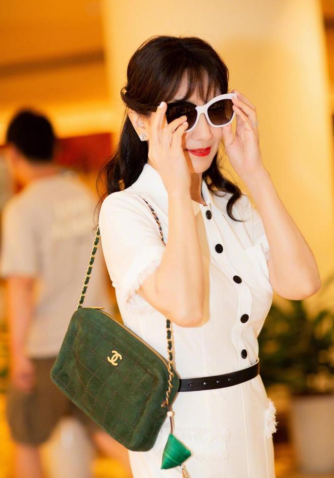 AG九游会 九游会AG60+赵雅芝美得太不真实穿纯白无袖西装亮相活动精致又优雅(图6)