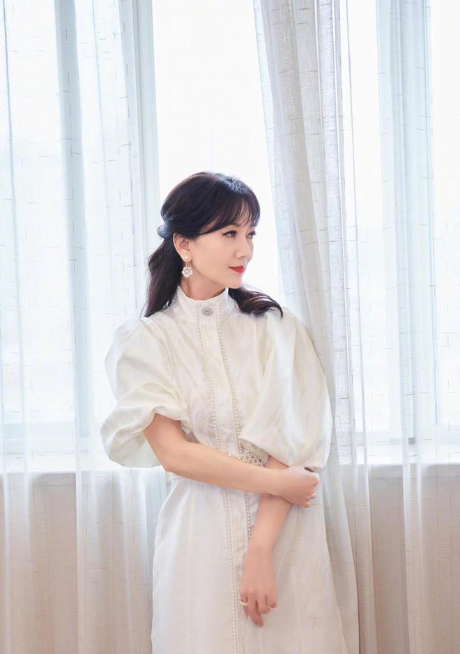 AG九游会 九游会AG60+赵雅芝美得太不真实穿纯白无袖西装亮相活动精致又优雅(图7)