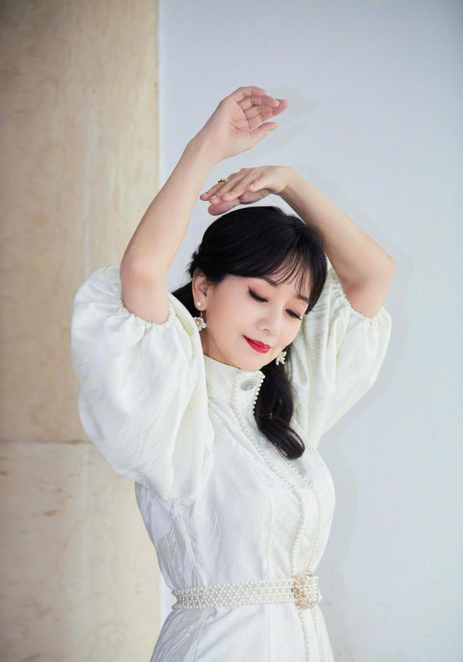 AG九游会 九游会AG60+赵雅芝美得太不真实穿纯白无袖西装亮相活动精致又优雅(图8)