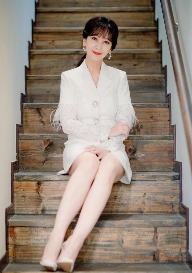 AG九游会 九游会AG60+赵雅芝美得太不真实穿纯白无袖西装亮相活动精致又优雅(图9)