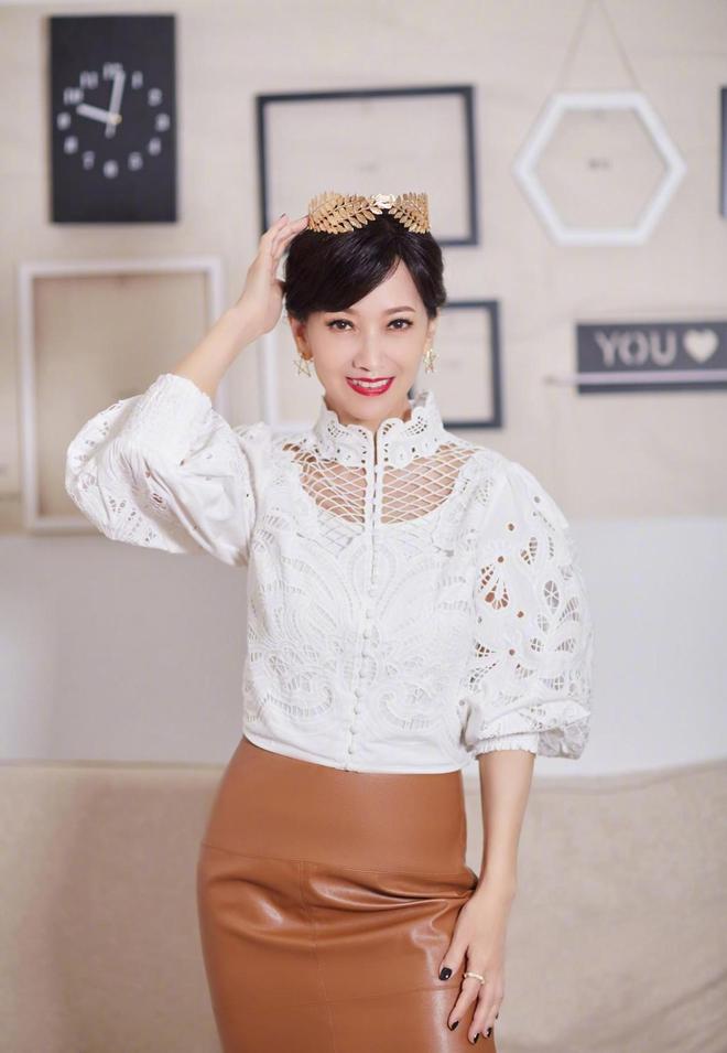 AG九游会 九游会AG60+赵雅芝美得太不真实穿纯白无袖西装亮相活动精致又优雅(图10)