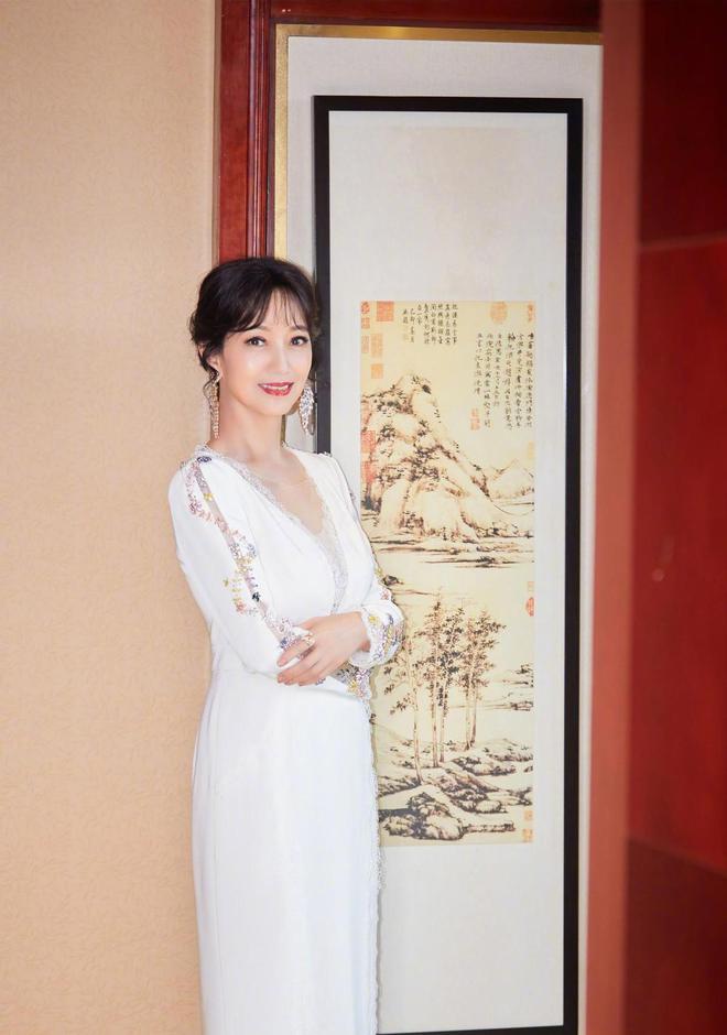AG九游会 九游会AG60+赵雅芝美得太不真实穿纯白无袖西装亮相活动精致又优雅(图12)