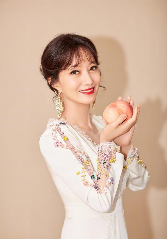 AG九游会 九游会AG60+赵雅芝美得太不真实穿纯白无袖西装亮相活动精致又优雅(图11)