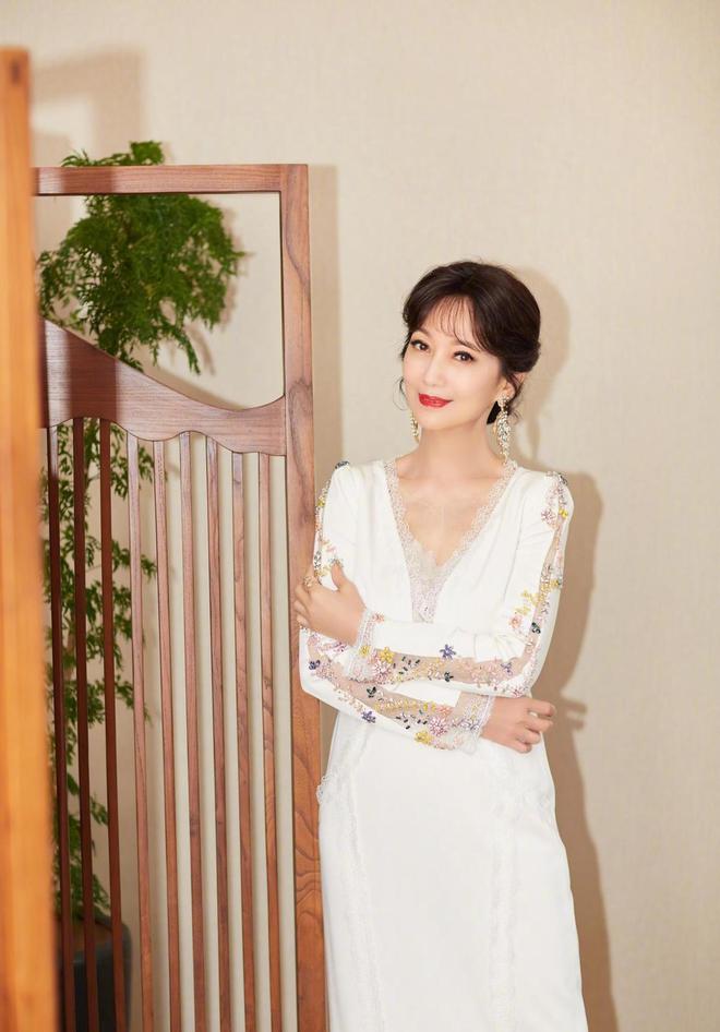 AG九游会 九游会AG60+赵雅芝美得太不真实穿纯白无袖西装亮相活动精致又优雅(图13)