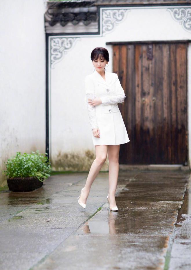 AG九游会 九游会AG60+赵雅芝美得太不真实穿纯白无袖西装亮相活动精致又优雅(图14)