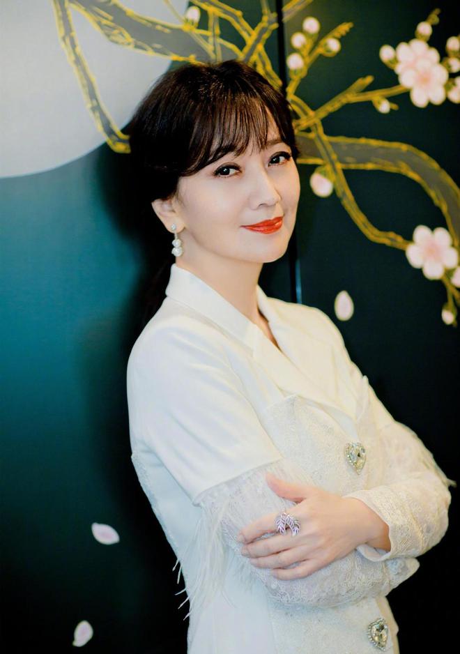 AG九游会 九游会AG60+赵雅芝美得太不真实穿纯白无袖西装亮相活动精致又优雅(图18)