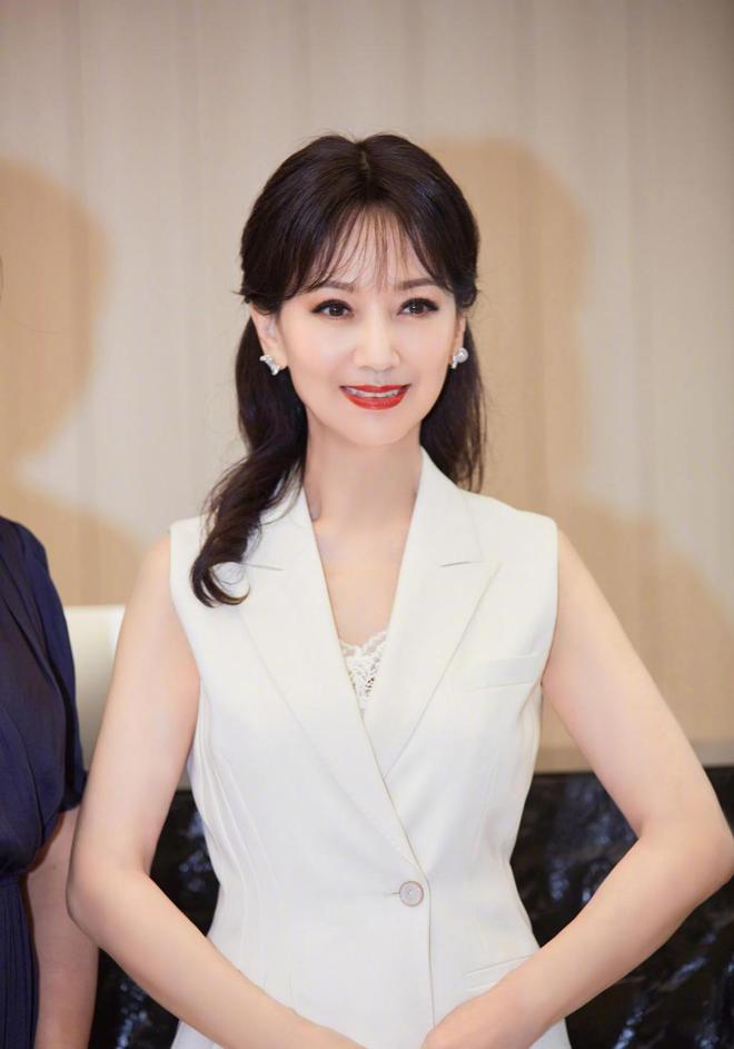 AG九游会 九游会AG60+赵雅芝美得太不真实穿纯白无袖西装亮相活动精致又优雅(图19)