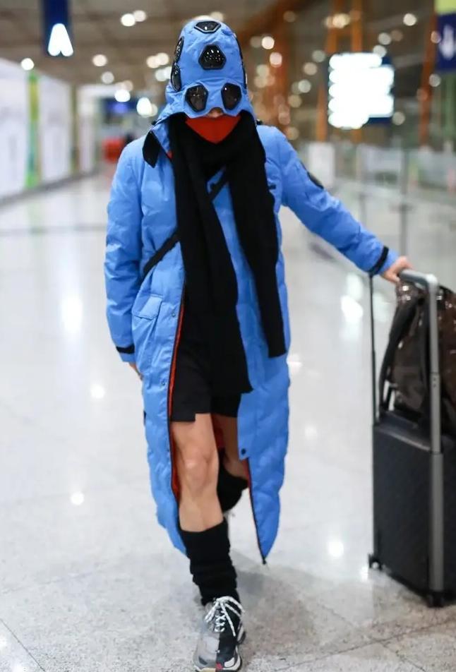 陈志朋不再穿女装！卫衣搭六千块披肩太低调手机壳比AG九游会 九游会AG大牌包吸睛(图1)