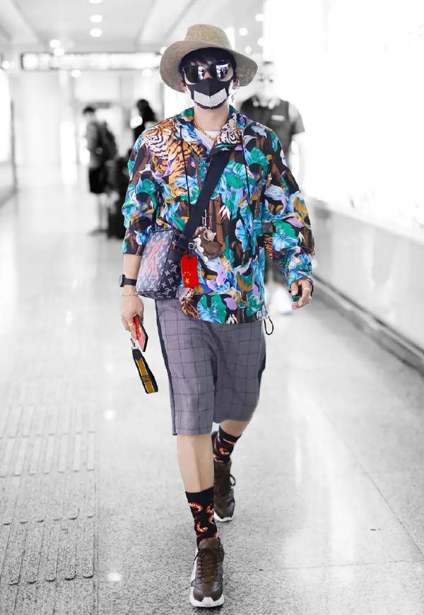 陈志朋不再穿女装！卫衣搭六千块披肩太低调手机壳比AG九游会 九游会AG大牌包吸睛(图2)
