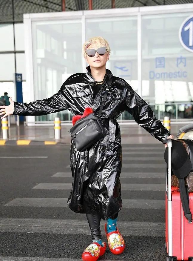 陈志朋不再穿女装！卫衣搭六千块披肩太低调手机壳比AG九游会 九游会AG大牌包吸睛(图3)