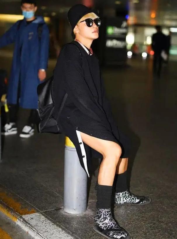 陈志朋不再穿女装！卫衣搭六千块披肩太低调手机壳比AG九游会 九游会AG大牌包吸睛(图5)