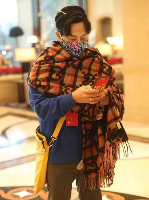 陈志朋不再穿女装！卫衣搭六千块披肩太低调手机壳比AG九游会 九游会AG大牌包吸睛(图8)