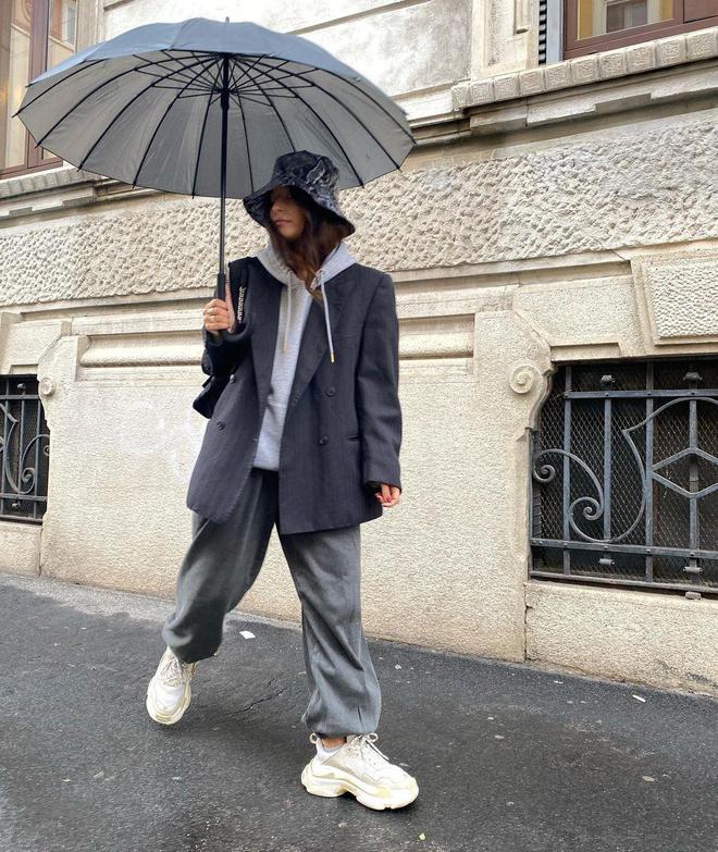 陈志朋不再穿女装！卫衣搭六千块披肩太低调手机壳比AG九游会 九游会AG大牌包吸睛(图9)