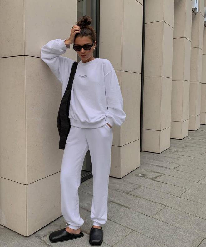 陈志朋不再穿女装！卫衣搭六千块披肩太低调手机壳比AG九游会 九游会AG大牌包吸睛(图11)